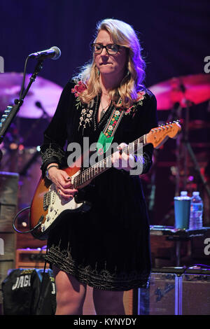 Boca Raton. 14th Jan, 2018. Susan Tedeschi of the Tedeschi Trucks Band performs during the Sunshine Music Festival at The Mizner Park Amphitheatre on January 14, 2018 in Boca Raton, Florida. Credit: Mpi04/Media Punch/Alamy Live News Stock Photo