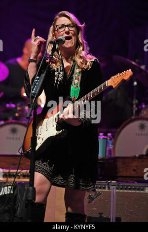 Boca Raton. 14th Jan, 2018. Susan Tedeschi of the Tedeschi Trucks Band performs during the Sunshine Music Festival at The Mizner Park Amphitheatre on January 14, 2018 in Boca Raton, Florida. Credit: Mpi04/Media Punch/Alamy Live News Stock Photo