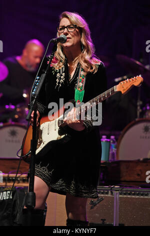 Boca Raton. 14th Jan, 2018. Susan Tedeschi of the Tedeschi Trucks Band performs during the Sunshine Music Festival at The Mizner Park Amphitheatre on January 14, 2018 in Boca Raton, Florida. Credit: Mpi04/Media Punch/Alamy Live News Stock Photo