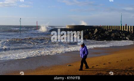 West Bay, Dorset, UK. 15th Jan, 2918. West Bay enjoys a glorious sunset as the Met Office issue warnings of wind, snow and ice in the next 5 days for the United Kingdom Credit: Tom Corban/Alamy Live News Stock Photo