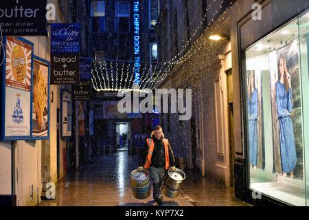 Glasgow, UK. 16th Jan, 2018. UK Weather. Workers stock up bars and restaurants in the freezing weather. Credit: Tony Clerkson/Alamy Live News Stock Photo