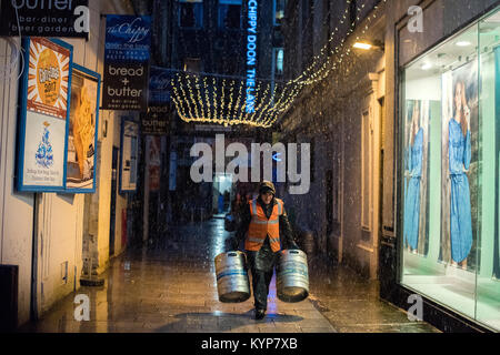 Glasgow, UK. 16th Jan, 2018. UK Weather. Workers stock up bars and restaurants in the freezing weather. Credit: Tony Clerkson/Alamy Live News Stock Photo