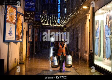 Glasgow, UK. 16th Jan, 2018. UK Weather. Workers stock up bars and restaurants in the freezing weather. Credit: Tony Clerkson/Alamy Live News Stock Photo