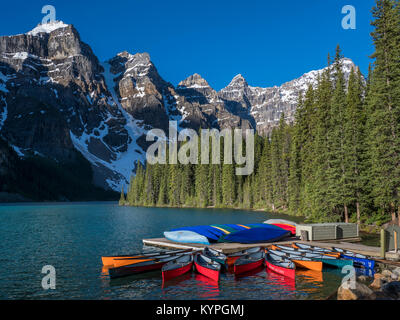 Canoes, Moraine Lake, Lake Louise area of Banff National Park, Alberta, Canada. Stock Photo