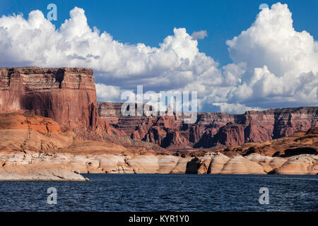 Rugged sandstone buttes line the shores of Lake Powell, Glen Canyon National Recreation Area, Arizona and Utah, USA Stock Photo
