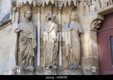 France, Marne (51), Reims, cathédrale Notre-Dame de Reims, classée patrimoine mondial de l’UNESCO, détail sculptures sur le portail des Saints avec de Stock Photo