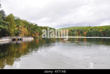 Monterey, MA. Beautiful fall colors along the pond in Beartown State Park in The Berkshires. October 8, 2017. @ Veronica Bruno / Alamy Stock Photo