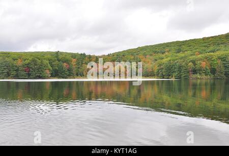 Monterey, MA. Beautiful fall colors along the pond in Beartown State Park in The Berkshires. October 8, 2017. @ Veronica Bruno / Alamy Stock Photo