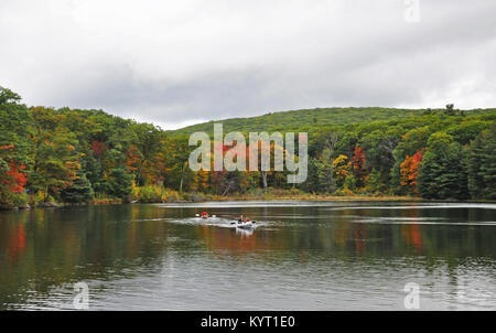 Monterey, MA. Beautiful fall colors along the pond in Beartown State Park in The Berkshires. October 8, 2017. @ Veronica Bruno / Alamy Stock Photo