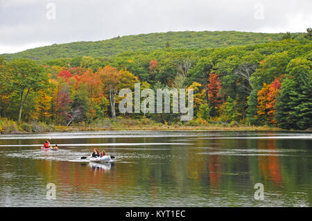 Monterey, MA. Beautiful fall colors along the pond in Beartown State Park in The Berkshires. October 8, 2017. @ Veronica Bruno / Alamy Stock Photo