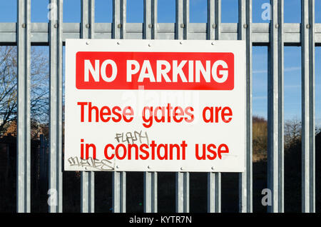No parking sign on metal gates saying these gates are in constant use Stock Photo