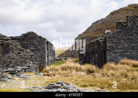 Old derelict ruins of Rhosydd slate quarry quarrymen's barracks at level 9 on edge of Snowdonia. Croesor Blaenau Ffestiniog, Gwynedd, North Wales, UK Stock Photo