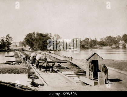 Pontoon bridges across James River at Richmond, Va. April, 1865 Stock Photo