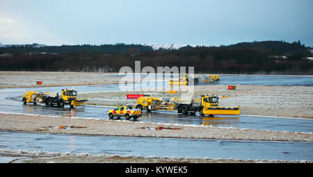 Edinburgh, UK. 16th Jan, 2018. UK Weather, Delays at Edinburgh Airport Tuesday 16th January 2018 as snow and ice is cleared to allow planes to Land Credit: Derek Allan/Alamy Live News Stock Photo
