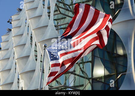 London, UK. 16th Jan, 2018. The new US Embassy in London opens to the public. 3pm, 16 January 2018. Nine Elms, Battersea, London, United Kingdom Credit: Robert Smith/Alamy Live News Stock Photo