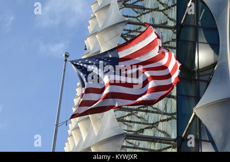 London, UK. 16th Jan, 2018. The new US Embassy in London opens to the public. 3pm, 16 January 2018. Nine Elms, Battersea, London, United Kingdom Credit: Robert Smith/Alamy Live News Stock Photo