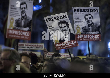 Barcelona, Barcelona, Spain. 16th Jan, 2018. Placards being held by protesters during the demonstration.Thousands attend the demonstration in support of pro independence political prisoners in Barcelona three month after their imprisonment. Credit: Victor Serri/SOPA/ZUMA Wire/Alamy Live News Stock Photo