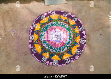 Tamil Nadu, India. 16th Jan, 2018. Pongal, the harvest festival dedicated to the sun, celebrated in the village of Kuilapalayam in Tamil Nadu. Drawing kolams in front of the houses bring prosperity to homes Credit: Marco Saroldi/Alamy Live News Stock Photo