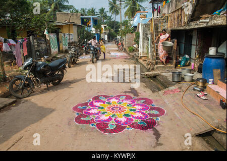 Tamil Nadu, India. 16th Jan, 2018. Pongal, the harvest festival dedicated to the sun, celebrated in the village of Kuilapalayam in Tamil Nadu. Drawing kolams in front of the houses bring prosperity to homes Credit: Marco Saroldi/Alamy Live News Stock Photo