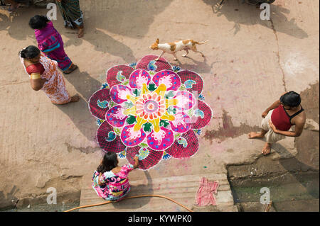 Tamil Nadu, India. 16th Jan, 2018. Pongal, the harvest festival dedicated to the sun, celebrated in the village of Kuilapalayam in Tamil Nadu. Drawing kolams in front of the houses bring prosperity to homes Credit: Marco Saroldi/Alamy Live News Stock Photo