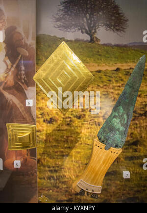 Gold lozenge-shaped sheet and copper dagger from the Bush Barrow chieftain burial site, with permission of Wiltshire Museum, Devizes, England, UK Stock Photo