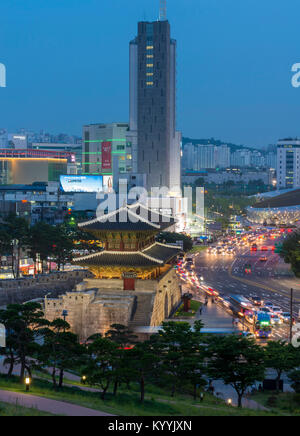 Heunginjimun Gate or Dongdaemun Gate, Seoul, South Korea with traffic on the road at night Stock Photo