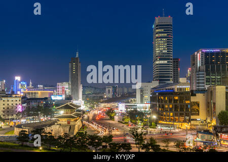 Seoul, South Korean - Heunginjimun Gate or Dongdaemun Gate and modern buildings of downtown Seoul, South Korea at night Stock Photo