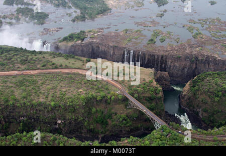 Victoria Falls Bridge and Main Falls, Mosi-Oa-Tunya, Victoria Falls, near border between Zambia and Zimbabwe. Stock Photo
