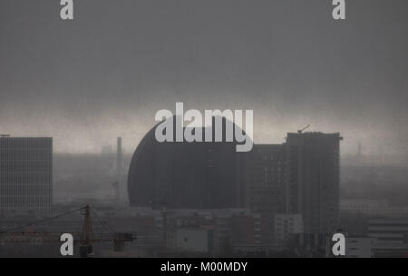 Frankfurt am Main, Germany. 17th Jan, 2018. Heavy wind drives snow above the Radisson-Hotel (C) in Frankfurt am Main, Germany, 17 January 2018. Credit: Frank Rumpenhorst/dpa/Alamy Live News Stock Photo