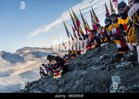 Cusco, Peru. 29th Dec, 2017. Members of the Nation Acomayo await the sunrise at Ausangate Mountain, at 6362m, the snow covered has been affected by the climate change, years ago this area is covered by snow.Quyllur Rit'i or Star Snow Festival is a spiritual and religious festival held Annually at the Sinakara Valley in the Cusco Region of Peru. Groups of Quero indigenous people climb Ausangate Mountain, at 6362m, in search of the Snow Star Which is reputedly buried Within the mountain.According to the chroniclers, the Qoyllur Rit'i is the Christ that the Church sent painted on a rock at Stock Photo