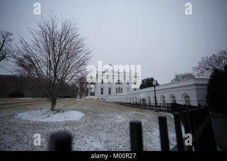 Washington, United States. 17th Jan, 2018. The White House is seen after light snow, Wednesday, January 17, 2018. Credit: Michael Candelori/Alamy Live News Stock Photo
