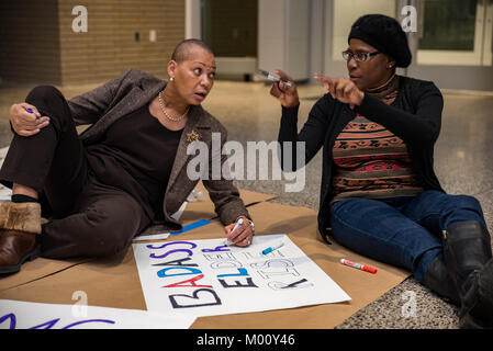 Philadelphia, Pennsylvania, USA. 17th Jan, 2018. Jules Spencer and partner, Jazz Gray-Sadler of West Mount Airy work on a sign together at Taller Puertorriqueño ahead of the Womens March on Philadelphia. Jules and Jazz were photographed at the 2017 march which serves as the banner image for tonight's sign-making event. January 17 2018. Credit: Christopher Evens/Alamy Live News Stock Photo