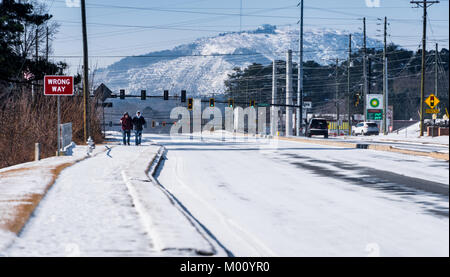 Atlanta Metro, USA. 17th Jan, 2018. Traffic on US Highway 78 toward Stone Mountain in Atlanta, Georgia is uncharacteristically light with snow covered roads and a wind chill below zero. Credit: Allen Creative/Steve Allen/Alamy Live News Stock Photo