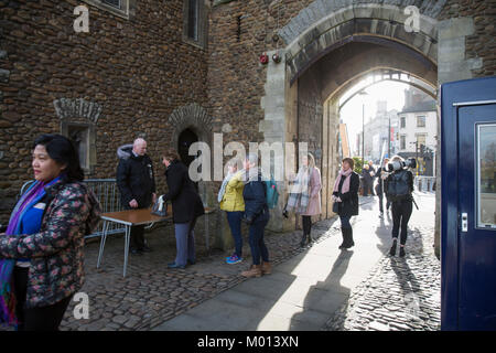 Cardiff, Wales, UK. 18th Jan, 2018. Excited fans enter the castle ready for the arrival of Prince Harry and Ms Meghan Markle as they visit cardiff castle. Credit: Sian Reekie/Alamy Live News Stock Photo