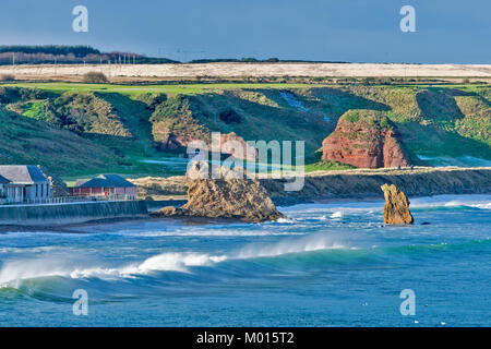 CULLEN MORAY SCOTLAND WAVES AND SPRAY ON THE BEACH BELOW THE GOLF COURSE Stock Photo