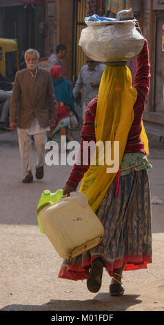 Indian woman carrying load, Udaipur, Rajasthan, Indian Stock Photo