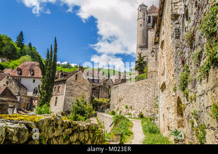 In the department of Lot and in the French commune of midi pyrenees we find the village of Saint cirq Lapopie with its medieval houses and the main ch Stock Photo