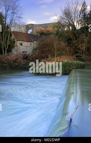 Water cascading over the weir on the river Ure, Boroughbridge, North ...