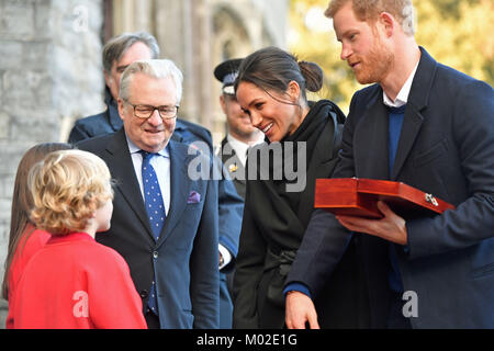 Harry Smith and Megan Taylor, both from Marlborough Primary School, present a wedding gift to Prince Harry and Meghan Markle during a visit to Cardiff Castle. Stock Photo