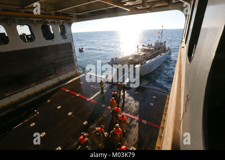 U.S. Marines with 15th Marine Expeditionary Unit board a French landing craft unit during an amphibious offload with French forces aboard French amphibious assault ship LHD Tonnerre (L9014). Stock Photo