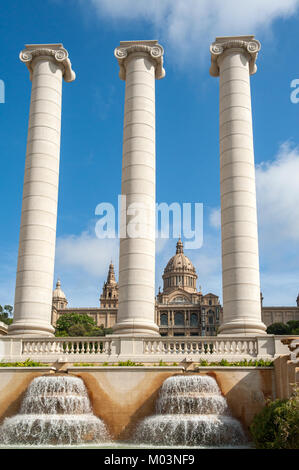 Majestic view of Barcelona's Four Columns and the Palau Nacional, with flowing fountains in the foreground, Stock Photo