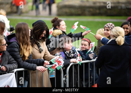 Cardiff Castle, UK. 18th Jan, 2018. . Crowds gather to see the arrival of Prince Harry and Meghan Markle at Cardiff Castle as part of their UK tour, Cardiff, Credit: Shaun Jones/Alamy Live News Stock Photo
