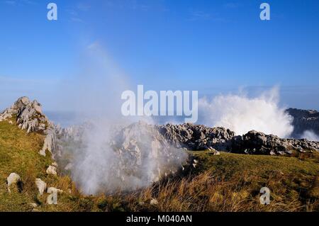 Llanes, Spain. 18th January, 2018. Waves crashing against the cliffs of Bufones of Pria on January 18, 2018 in Llanes, Spain. Credit: StockPhotoAstur/Alamy Live News Stock Photo