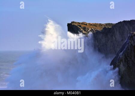 Llanes, Spain. 18th January, 2018. Waves crashing against the cliffs of Bufones of Pria on January 18, 2018 in Llanes, Spain. Credit: StockPhotoAstur/Alamy Live News Stock Photo