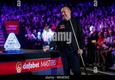 Mark Williams walks out for the start of his match against Kyren Wilson during day five of the 2018 Dafabet Masters at Alexandra Palace, London. PRESS ASSOCIATION Photo. Picture date: Thursday January 18, 2018. See PA story SNOOKER Masters. Photo credit should read: John Walton/PA Wire Stock Photo
