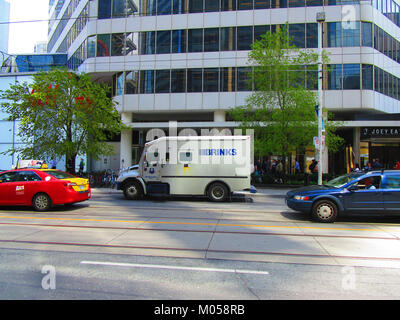 Brinks armoured car, on Dundas, near the Eaton's Centre, 2017 05 23 -a (34713029692) Stock Photo