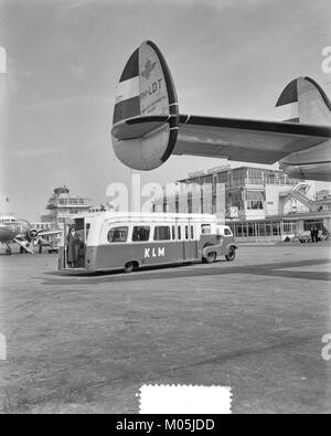 Busvervoer KLM van vliegtuig naar ontvangsthal, Bestanddeelnr 907-7035 Stock Photo