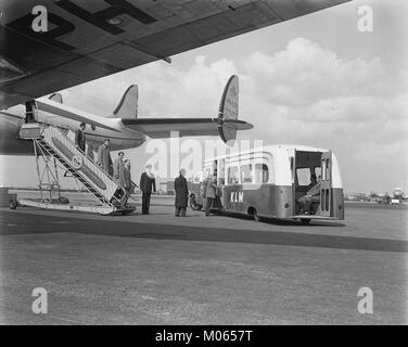 Busvervoer KLM van vliegtuig naar ontvangsthal, Bestanddeelnr 907-7034 Stock Photo