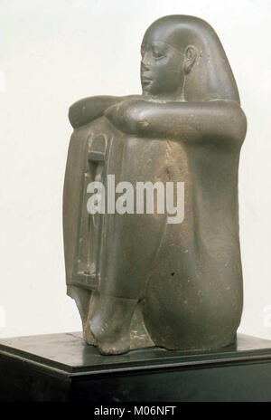 Naophorous Block Statue of a Governor of Sais, Psamtik-seneb- MET 1982.318 05 Stock Photo