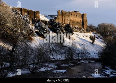 Yorkshire - Richmond Castle overlooking the River Swale Stock Photo - Alamy